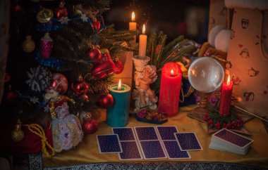 Noel, cadı ya da putperest enerji büyüsü ayini. Noel arifesi kehaneti. Hayatına aşkı, parayı ve şansı çekmek. Mum büyüsü.  