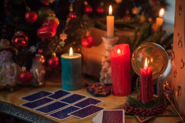 Noel, cadı ya da putperest enerji büyüsü ayini. Noel arifesi kehaneti. Hayatına aşkı, parayı ve şansı çekmek. Mum büyüsü.  
