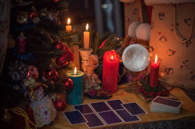 Noel, cadı ya da putperest enerji büyüsü ayini. Noel arifesi kehaneti. Hayatına aşkı, parayı ve şansı çekmek. Mum büyüsü.  