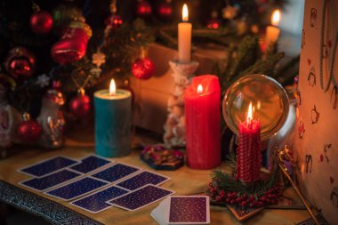 Noel, cadı ya da putperest enerji büyüsü ayini. Noel arifesi kehaneti. Hayatına aşkı, parayı ve şansı çekmek. Mum büyüsü.  
