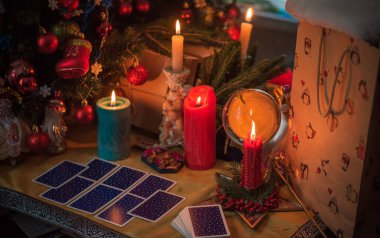 Noel, cadı ya da putperest enerji büyüsü ayini. Noel arifesi kehaneti. Hayatına aşkı, parayı ve şansı çekmek. Mum büyüsü.  