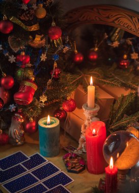 Noel, cadı ya da putperest enerji büyüsü ayini. Noel arifesi kehaneti. Hayatına aşkı, parayı ve şansı çekmek. Mum büyüsü.  