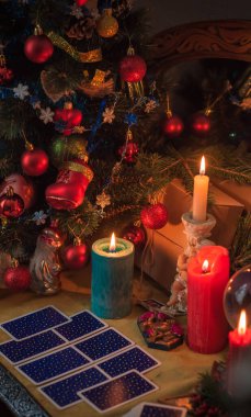 Noel, cadı ya da putperest enerji büyüsü ayini. Noel arifesi kehaneti. Hayatına aşkı, parayı ve şansı çekmek. Mum büyüsü.  