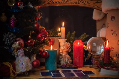Noel, cadı ya da putperest enerji büyüsü ayini. Noel arifesi kehaneti. Hayatına aşkı, parayı ve şansı çekmek. Mum büyüsü.  