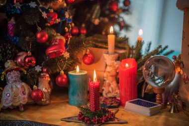 Noel, cadı ya da putperest enerji büyüsü ayini. Noel arifesi kehaneti. Hayatına aşkı, parayı ve şansı çekmek. Mum büyüsü.  