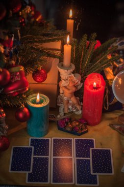 Noel, cadı ya da putperest enerji büyüsü ayini. Noel arifesi kehaneti. Hayatına aşkı, parayı ve şansı çekmek. Mum büyüsü.  