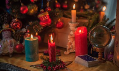 Noel, cadı ya da putperest enerji büyüsü ayini. Noel arifesi kehaneti. Hayatına aşkı, parayı ve şansı çekmek. Mum büyüsü.  