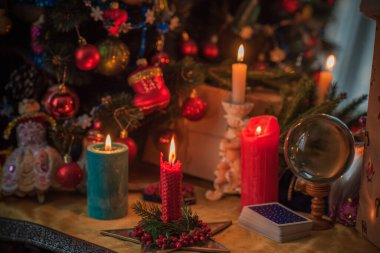 Noel, cadı ya da putperest enerji büyüsü ayini. Noel arifesi kehaneti. Hayatına aşkı, parayı ve şansı çekmek. Mum büyüsü.  