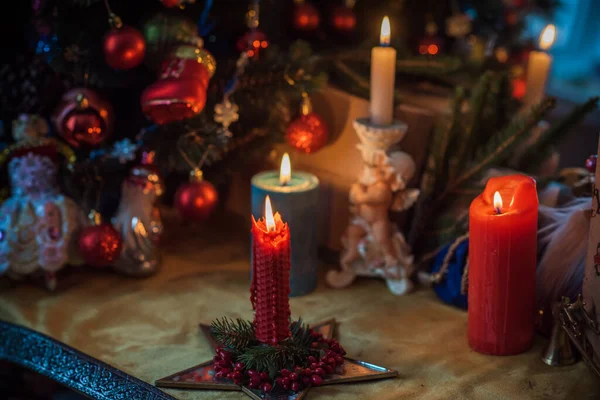 圣诞节祈祷 邪恶或异教徒的能量魔法 圣诞节前夕的预测 吸引爱情 金钱和运气进入你的生活 烛光魔法 — 图库照片