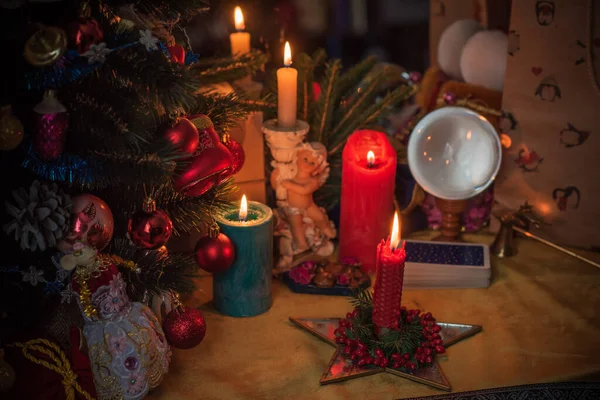 クリスマス ウィッカや異教のエネルギー魔法に書き込みます クリスマスの前夜の予測 あなたの人生に愛 お金と幸運を引き付ける キャンドルマジック — ストック写真