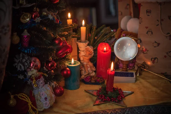 圣诞节祈祷 邪恶或异教徒的能量魔法 圣诞节前夕的预测 吸引爱情 金钱和运气进入你的生活 烛光魔法 — 图库照片