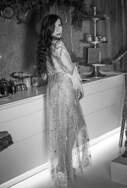 Kış tatili konsepti. İlham ve peri zamanı. Noel ağacının yanında orta yaşlı bir kadın. Oldukça rahat günler, büyülü yeni yıl zamanı.