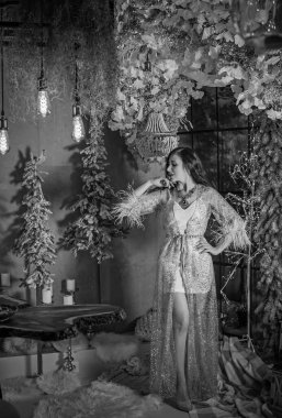 Kış tatili konsepti. İlham ve peri zamanı. Noel ağacının yanında orta yaşlı bir kadın. Oldukça rahat günler, büyülü yeni yıl zamanı.