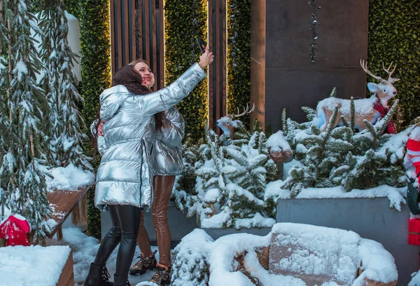 街で二人のヨーロッパの観光客の女性 クリスマスの時間 ライフスタイル 友情の概念 — ストック写真