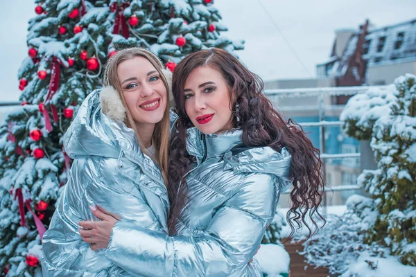 Dvě Evropské Turistické Ženy Městě Vánoční Čas Životní Styl Koncept — Stock fotografie