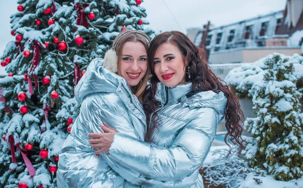 Twee Europese Toeristische Vrouwen Stad Kerstmis Levensstijl Vriendschap Concept — Stockfoto