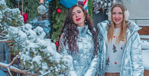 Twee Europese Toeristische Vrouwen Stad Kerstmis Levensstijl Vriendschap Concept — Stockfoto