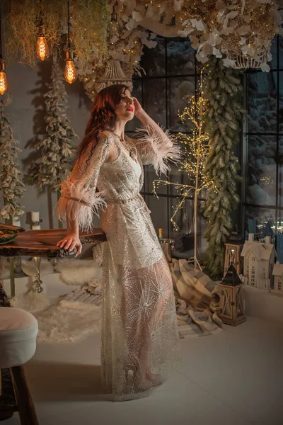 Wintervakantie Concept Inspiratie Feeëntijd Vrouw Van Middelbare Leeftijd Bij Kerstboom — Stockfoto