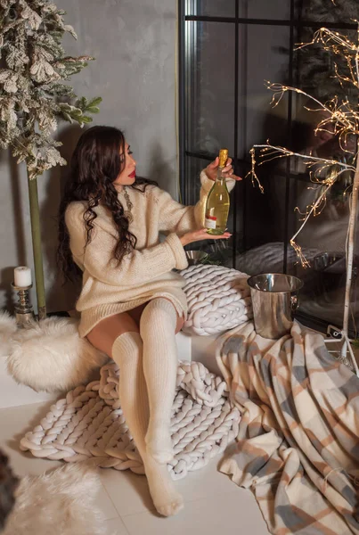 冬休みのコンセプト インスピレーションと妖精の時間 クリスマスツリーの近くの中年女性 素敵な居心地の良い日 魔法の新年の時間 — ストック写真