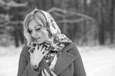 Etik eşarplı ve kırmızı ceketli bir bayan, kış tatilleri, açık havada ormanda bir kadın. Noel zamanı kavramı