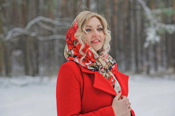 倫理スカーフや赤いコート 冬の休日 森の中で女性の屋外での女性 クリスマスの時間の概念 — ストック写真
