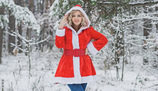Piros Télapó Kabátban Téli Ünnepek Erdőben Karácsony Fogalma — Stock Fotó