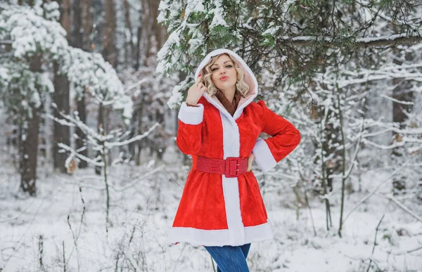 Donna Cappotto Babbo Natale Rosso Vacanze Invernali Donna All Aperto — Foto Stock