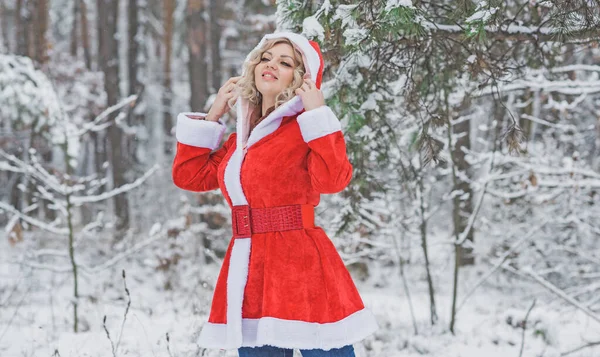 Piros Télapó Kabátban Téli Ünnepek Erdőben Karácsony Fogalma — Stock Fotó