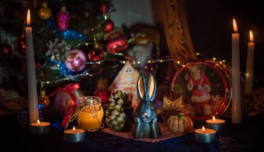 Kış Noel Tatili konsepti. Evdeki mumların ve diğer şeylerin dekorasyonu, yeni yıl için detaylar ve fikirler