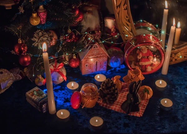 冬のクリスマス休暇の概念 家でのキャンドルやその他のものの装飾 新年のための詳細とアイデア — ストック写真