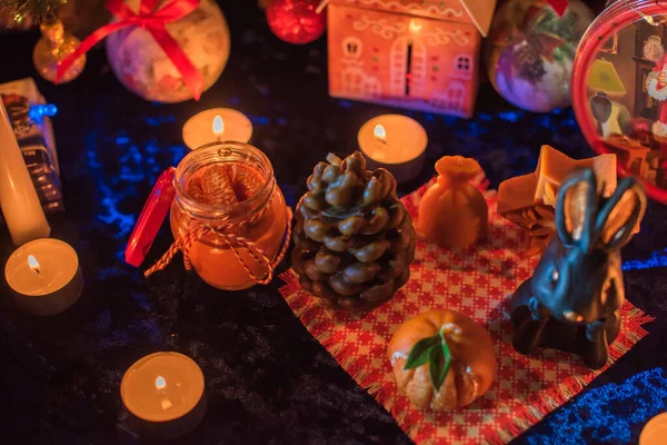 寒假的概念 在家里装饰蜡烛和其他东西 新年的细节和想法 — 图库照片