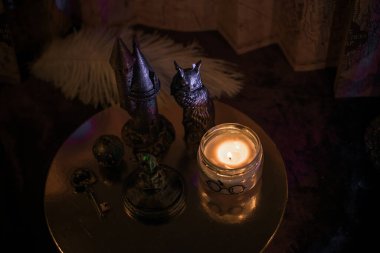 Okültizm konsepti için illüstrasyon. Sihirli nitelik, büyücülük konsepti, mum ateşi, büyüler ve diğer ayinler.