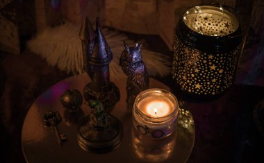 Okültizm konsepti için illüstrasyon. Sihirli nitelik, büyücülük konsepti, mum ateşi, büyüler ve diğer ayinler.