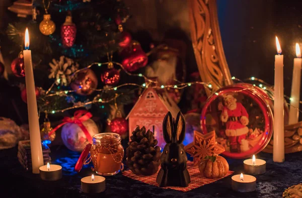 冬のクリスマス休暇の概念 家でのキャンドルやその他のものの装飾 新年のための詳細とアイデア — ストック写真