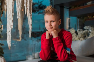 Noel 'de iyi bir çocuktu. Rahat ev ortamında çocuk portresi, psikoloji konsepti