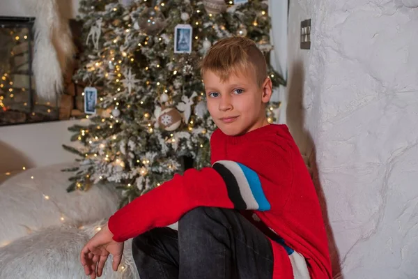 Netter Junge Weihnachten Kinderporträt Heimeliger Atmosphäre Psychologie Konzept — Stockfoto