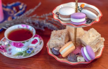 Şekerler, şekerler, çikolatalar. Yemek konsepti, tatlı atmosfer