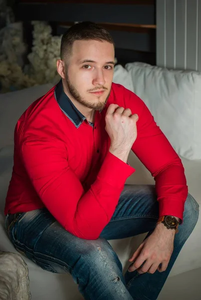 Evropský Mladý Muž Červené Košili Zimní Atmosféře Módní Koncept — Stock fotografie