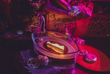 Mihrapta mum yanar, mumlar büyülenir, temiz hava ve negatif enerjiyi ortadan kaldırır, cadı kavramı.