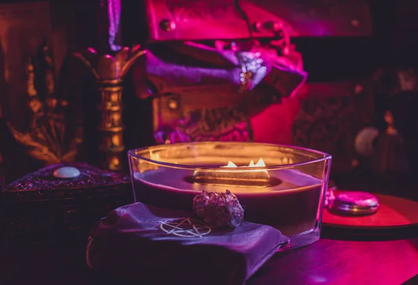 Kerzen Brennen Auf Dem Altar Kerzen Zaubern Saubere Aura Und — Stockfoto
