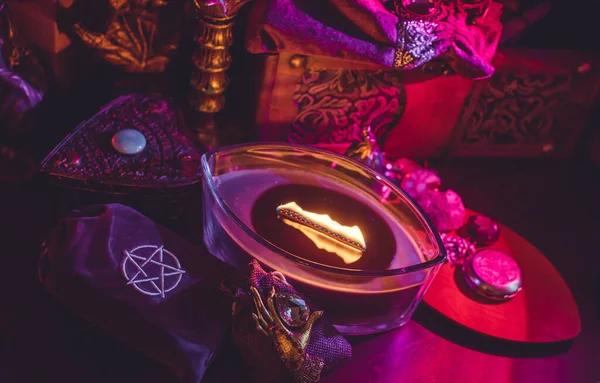 Kerzen Brennen Auf Dem Altar Kerzen Zaubern Saubere Aura Und — Stockfoto