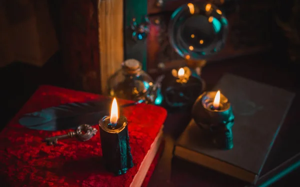 Kötü Negatif Enerjiyi Mumları Masadaki Diğer Sihirli Elementleri Antika Elementleri — Stok fotoğraf