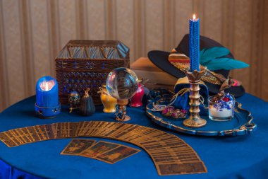 Masadaki kahin masası, tarot kartlarındaki tahminler. Avrupa, Ukrayna. Kiev 10 Aralık: İllüstrasyon Editörü