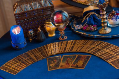 Masadaki kahin masası, tarot kartlarındaki tahminler. Avrupa, Ukrayna. Kiev 10 Aralık: İllüstrasyon Editörü