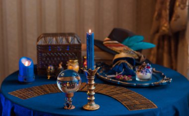 Fal kartları ve mumları mistik arka planda bir masada yakmak