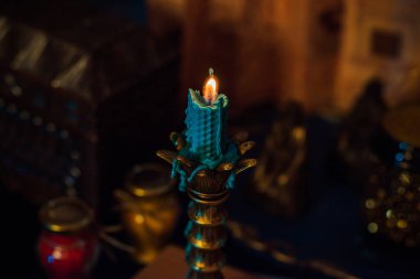 Fal kartları ve mumları mistik arka planda bir masada yakmak