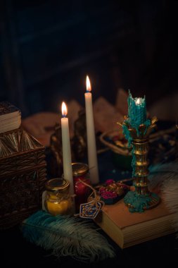 Fal kartları ve mumları mistik arka planda bir masada yakmak