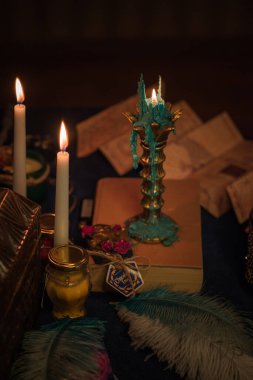 Fal kartları ve mumları mistik arka planda bir masada yakmak