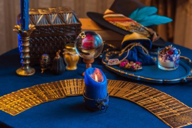 Fal kartları ve mumları mistik arka planda bir masada yakmak