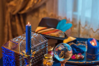 Fal kartları ve mumları mistik arka planda bir masada yakmak